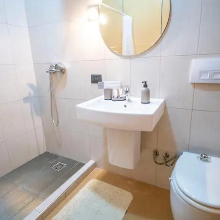 Collective Harmony 3 Bedroom Ideal For Business & Groups